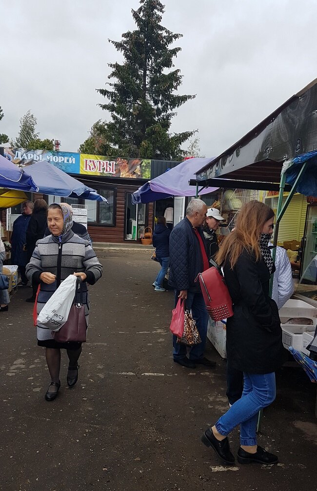 Это часть палаток с привозной продукцией.