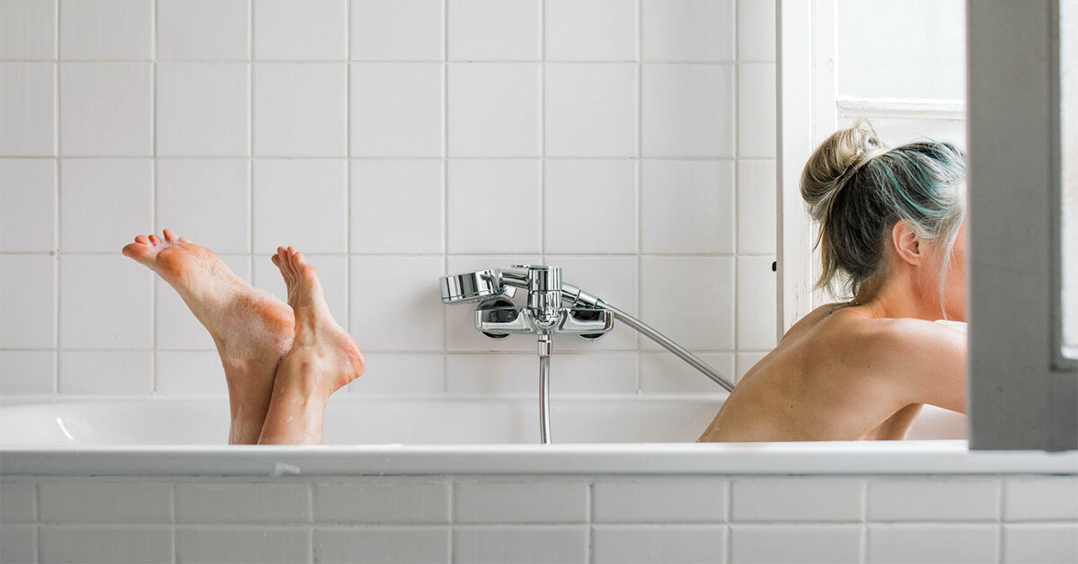 В фильмах, сериалах и на картинках из журналов мы привыкли видеть большое ванные комнаты, но в жизни это не всегда так