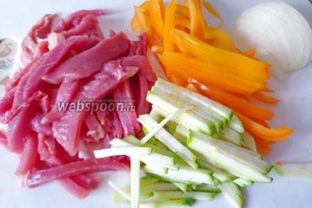 Шаг 1 Ссылка
200 г свинины, 1 болгарский перец, 1 луковицу, половину кабачка нарезаем соломкой. Мясо лучше резать немного подмёрзшим, так соломка получится аккуратней.Как чистить болгарский перецКак чистить лукКак нарезать лук без слёз