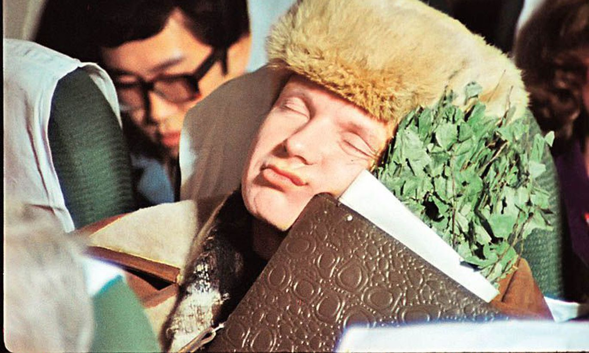 кадр из фильма "Ирония судьбы, или с легким паром"