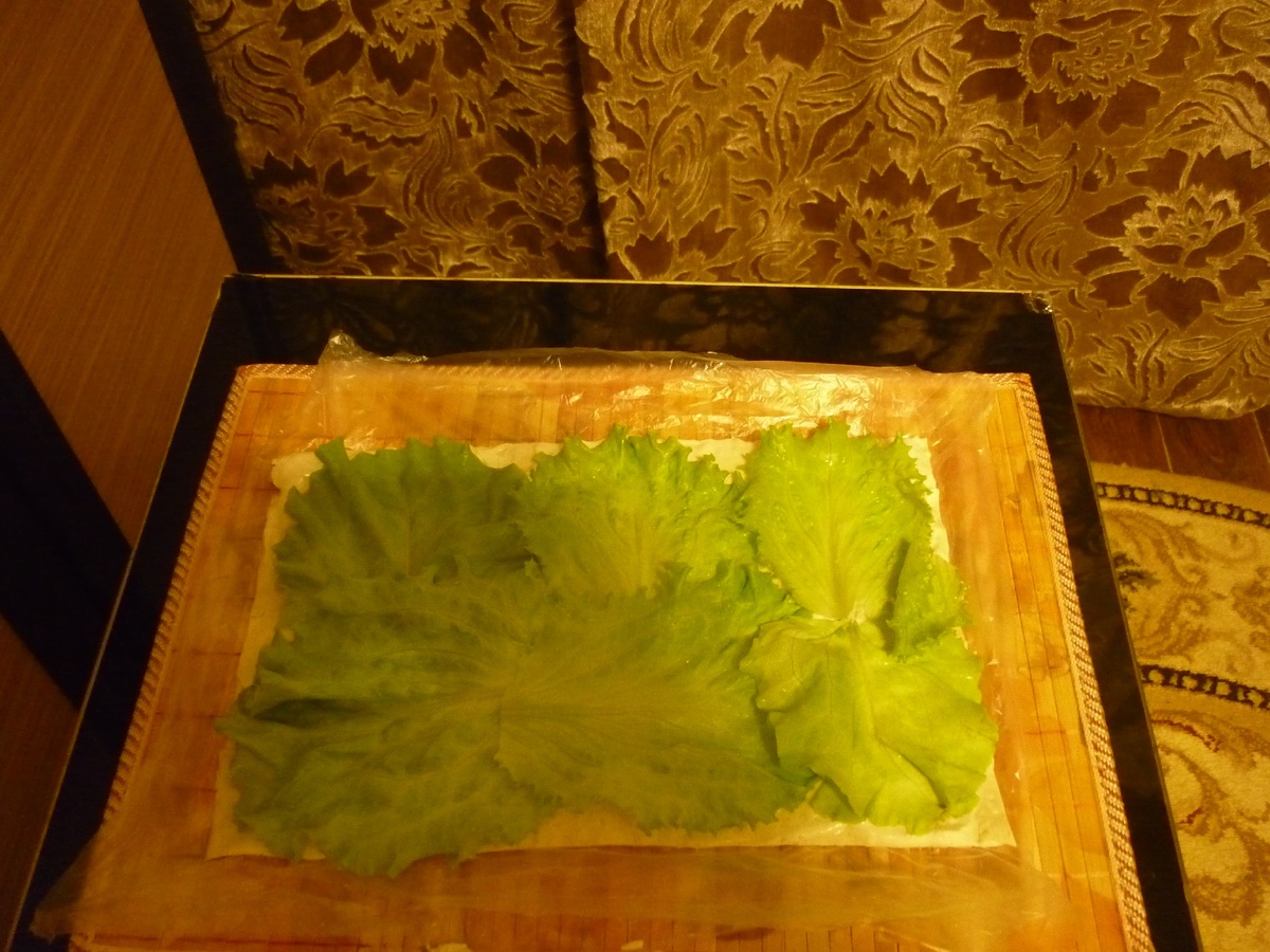 выложить зелень, у меня листья салата