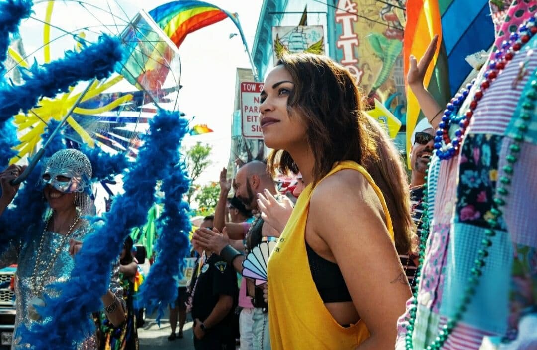 Кадр из сериала "Кайфтаун" 2020 Моника Реймунд в роли главной героини Джекки Квинонес на параде ЛГБТ 