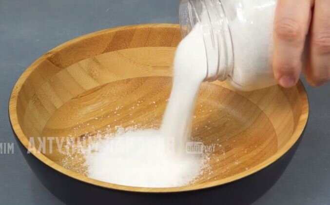 1. Высыпаем в миску соль.