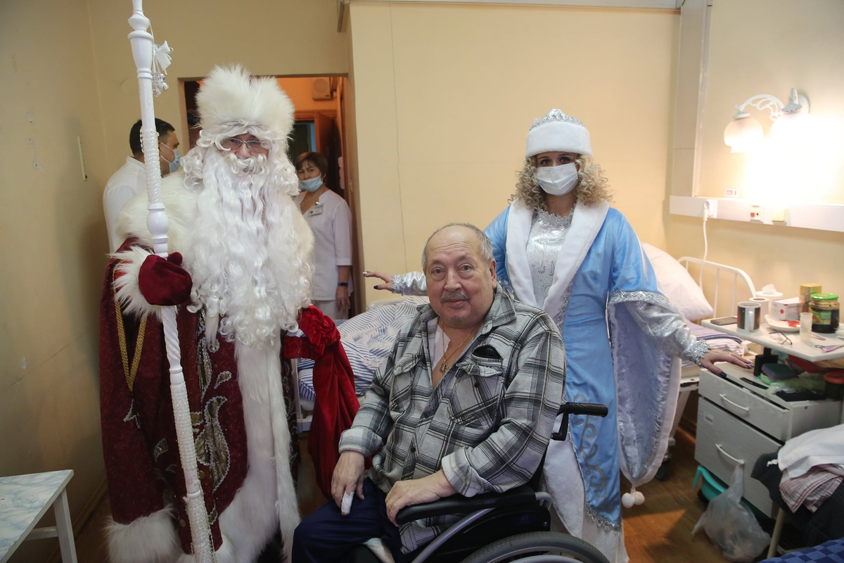 Дед Мороз ВКС поздравил с наступающим Новым годом военнослужащих ВКС, находящихся на излечении в госпитале
