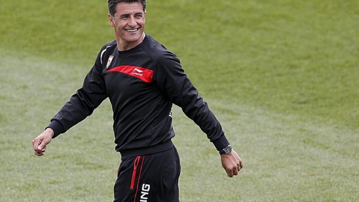 Анхель Мичел главный тренер Уэска, в прошлом году вывел клуб в высший испанский дивизион.