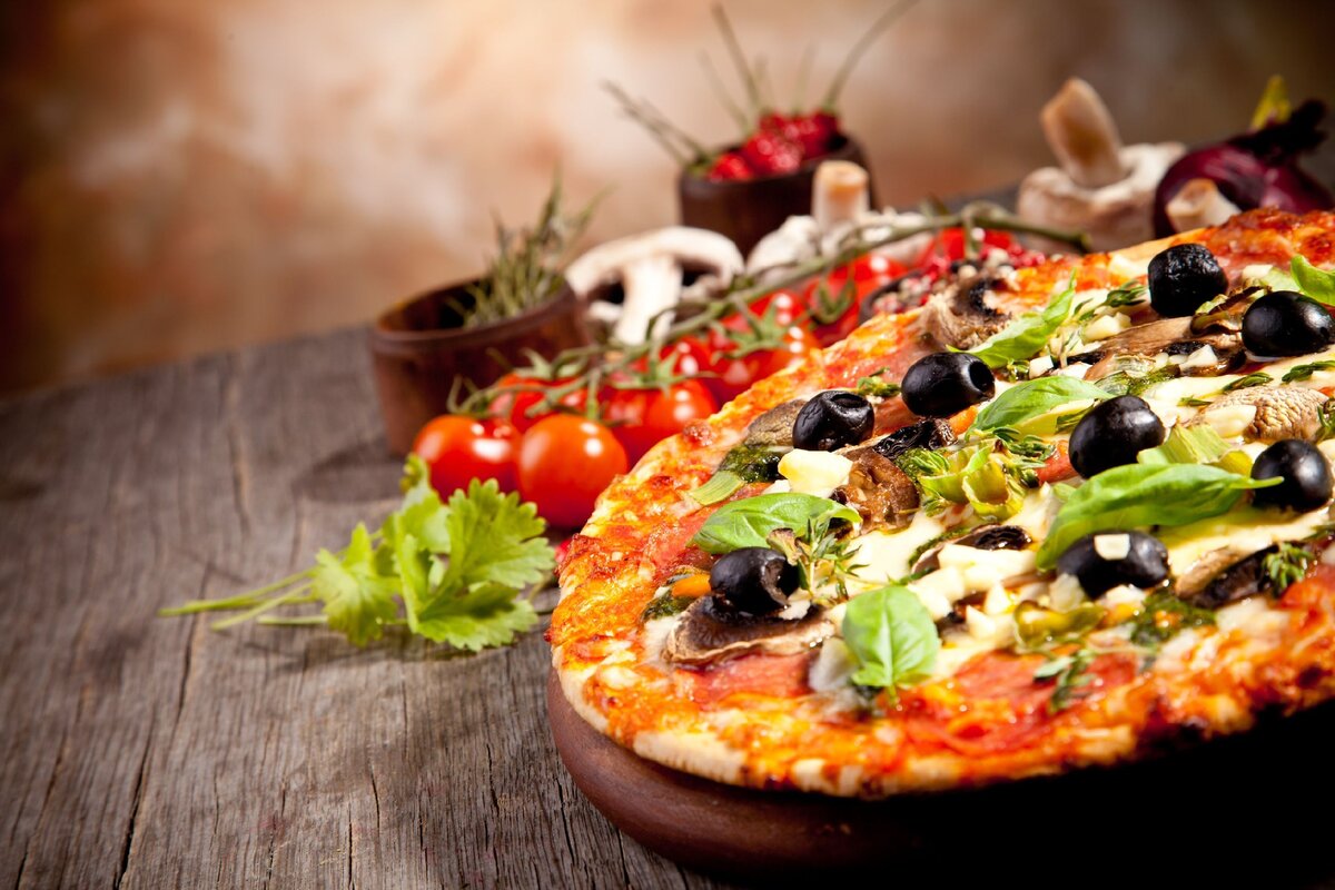 Безглютеновая пицца с грибами, оливками, помидорами и зеленью