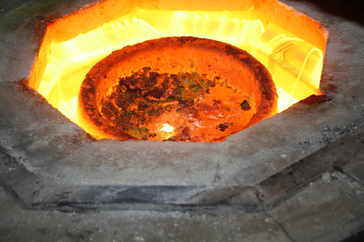 Полный тигель бронзы. Фото из архива автора