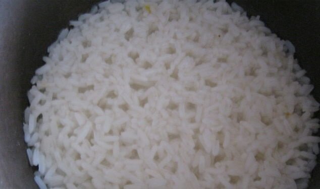 Рис промыть, залить холодной водой. Посолить и варить до готовности 20-25 минут.