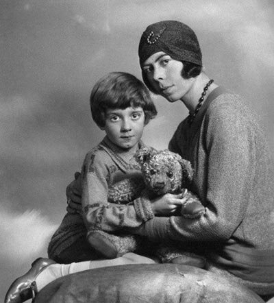 Кристофер Робин с медвежонком и матерью Дороти Милн
