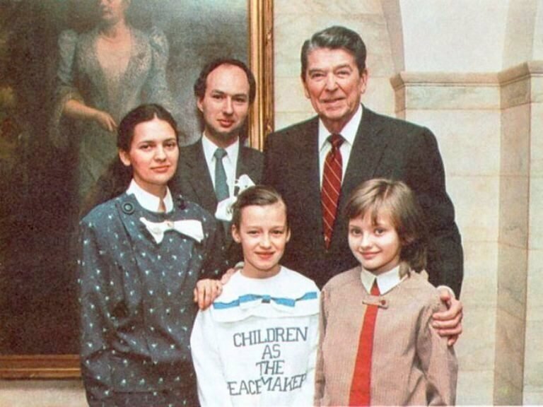 Рональд Рейган и Катя Лычёва (внизу справа) во время встречи.