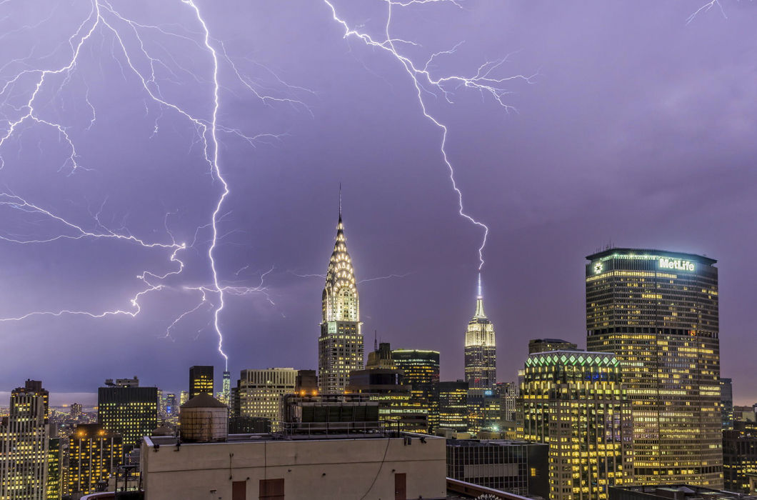 Молния в одно и тоже место. Молния в одно и тоже место. Молния. Громоотвод останкинской телебашни. Молния в одно место.