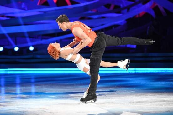 

Бывший спортсмен фигурного катания Александр Энберт рассказал о своем отношении к карьере тренера. Победитель «Ледникового периода» указал, что на данный момент не видит себя в роли наставника. Он уточнил, что пока аналогичных предложений не получал.

Александр дополнил, что ему понравились выступления спортсменов на отечественном чемпионате.

«На позициях комментаторов и экспертов сейчас громадная конкуренция, не ниже, чем за места на пьедестале. Приходится довольствоваться ролью комментатора для ближнего круга родных и друзей», - поделился Энберт.

Энберт также рассказал, что вместе с хореографом Сергеем Комоловым они проводили мастер-классы для юных фигуристов в региональных школах.

Александр Энберт об Ольге Кузьминой: В какой-то момент перестал удивляться её талантам

Отечественный спортсмен фигурного катания Александр Энберт похвально высказался в адрес Ольги Кузьминой. Пара одержала победу на шоу «Ледниковый период».

Энберт отмечает, что заслуги Ольги на проекте можно назвать только фантастикой. Фигурист поделился, что вряд ли поверил бы в такое быстрое и масштабное усвоение элементов за короткий промежуток времени.

«На тренировках этого даже не замечали, но когда видели свои выступления по телевизору, удивлялись. Не знаю, за какой срок Ольга смогла бы освоить прыжки и выбросы. В какой-то момент перестал удивляться её талантам», - поделился Энберт.

Ледовый проект радует зрителей на протяжении четырнадцати лет с перерывами. Выпуски транслируются каждую неделю. В шоу участвуют спортсмены, актеры и популярные исполнители.

Источник:https://ctnews.ru/post/aleksandr-enbert-rasskazal-o-kar-ere-trenera?utm_source=yxsport&utm_medium=desktop&utm_referrer=https%3A%2F%2Fyandex.ru%2Fsport
Источник:https://ctnews.ru/post/aleksandr-enbert-ob-ol-ge-kuz-minoj-v-kakoj-to-moment-perestal-udivlyat-sya-eyo-talantam