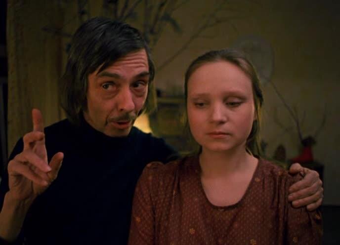 Мне этот персонаж напоминал героя вот этого фильма, художника, затащившего Верочку домой