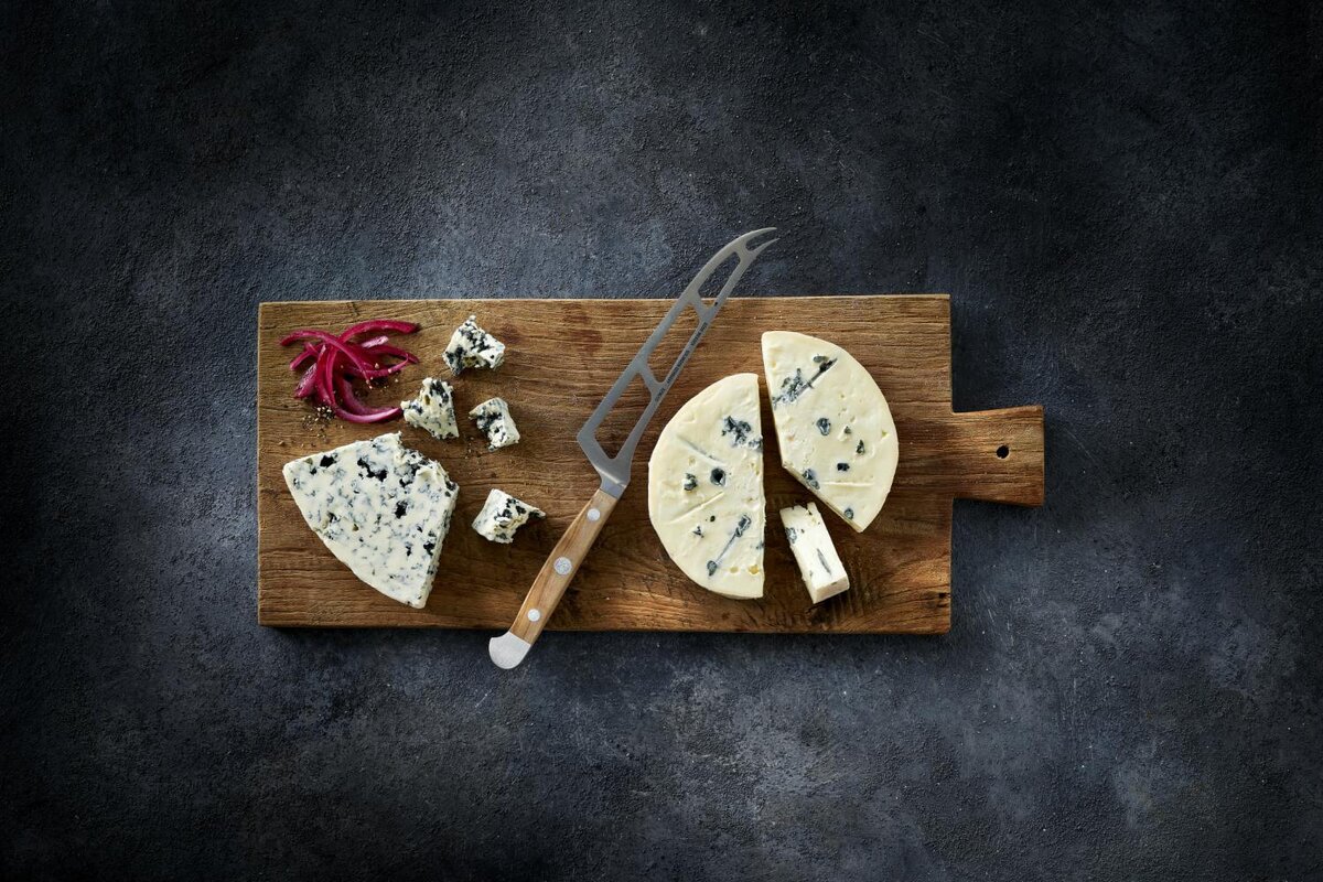 Как нарезать голубой сыр