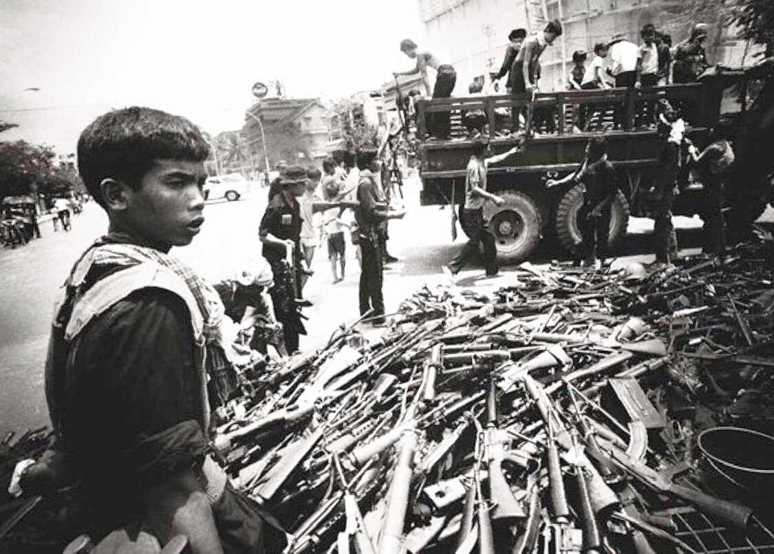 Красные кхмеры. Дети - солдаты. У них возраст 18 считался "уже очень старый"