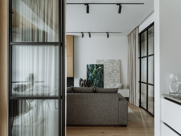 Раздвижные перегородки, Loffi. Верхний свет, SalonySveta. Паркетная доска из дуба Napa, Lab Arte. Краска, Little Greenе. Стеклянные вазы, Алексей Дрождин, галерея ArtDefa. ФОТО: ОЛЬГА ШАНГИНА. СТИЛЬ: ЯНА ЯХИНА И ПОЛИНА РОЖКОВА