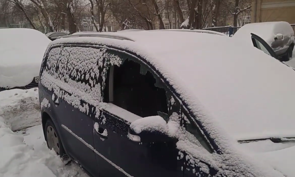 Разбитое окно в авто.