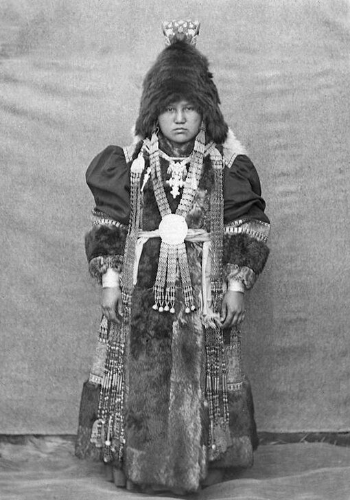 Якутка в праздничном наряде.