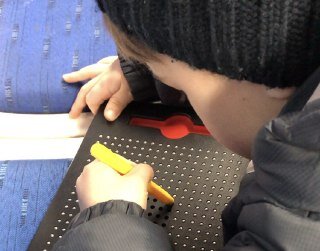 Сын за игрой в планшет в дороге