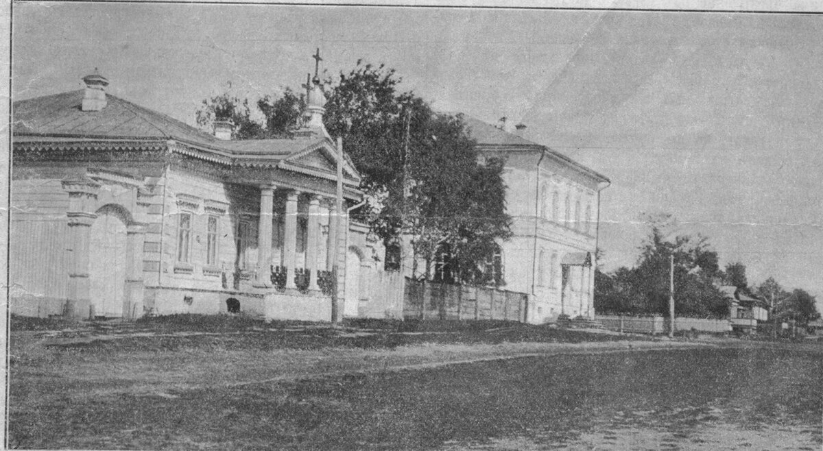 В январе этого года пензенские усадьбы находятся в центре информационной повестки страны. Ранее мы с вами уже радовались новости о том, что усадьба в Зубриловке, возможно, вскоре обретет новую жизнь. А на днях стало известно о том, что музейный комплекс В.Г. Белинского в этом году будет ждать, без преувеличения –выстраданная реставрация.

Еще в феврале прошлого года пензенские активисты писали мне о том, что старинные музеефицированные памятники в г. Белинский находятся в печальном состоянии и ветшают буквально на глазах. Речь шла и о мемориальном музее-усадьбе литературного клирика, и о бывшем доме купца Ф.И. Антюшкина, и об уникальном памятнике деревянного классицизма – здании Уездного училища, в котором останавливался император Николай I. Я уже давно мечтаю съездить в Пензенскую область, поснимать состояние памятников, лично пообщаться с активистами. Но, увы, пандемия спутала все планы…

И вот, сейчас в прессе появляется радостная новость…Благодаря неравнодушию местных краеведов проблемы Белинского, которые откладывались «на потом» годами, все же были услышаны. На волнах широкого общественного резонанса усадьбу посетил губернатор Пензенской области. Иван Белозерцев ознакомился с экспозицией в мемориальном доме семьи Белынских и осмотрел объекты музейного комплекса - дом купца Ф.И. Антюшина и здание бывшего Чембарского уездного училища, в 1836 году ставшего на две недели резиденцией императора Николая I. Глава региона поручил начать капитальный ремонт этих строений. Деньги на их восстановление в бюджете уже заложены, подтверждают представители музея. «Начать работы нужно в этом году. Надо реконструировать объект, и тогда он станет вызывать повышенный интерес, люди сюда поедут», - распорядился Иван Белозерцев.

Давайте порадуемся за коллег из Пензенской области и за чудесный музейный комплекс. От своего имени я хочу еще раз извиниться перед всеми, кто приглашал меня в регион. Друзья, я очень надеюсь, что этот год даст нам всем больше возможностей для поездок и общения! Тем более, что в Пензенской области находится столько удивительных усадеб и памятников культуры! Очень хочется о них рассказать!

Друзья, а вы были в Белинском? Посещали музеи? Какое впечатление произвели на вас эти места?

