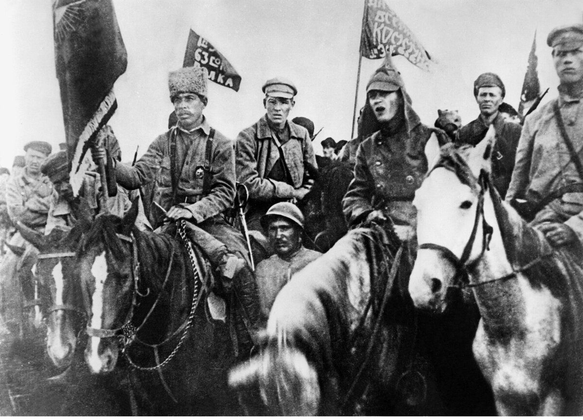 Ах да, многие батраки и бедняки, кому нечего было терять, могли использовать социальный лифт в РККА. И становились профессиональными военными. 