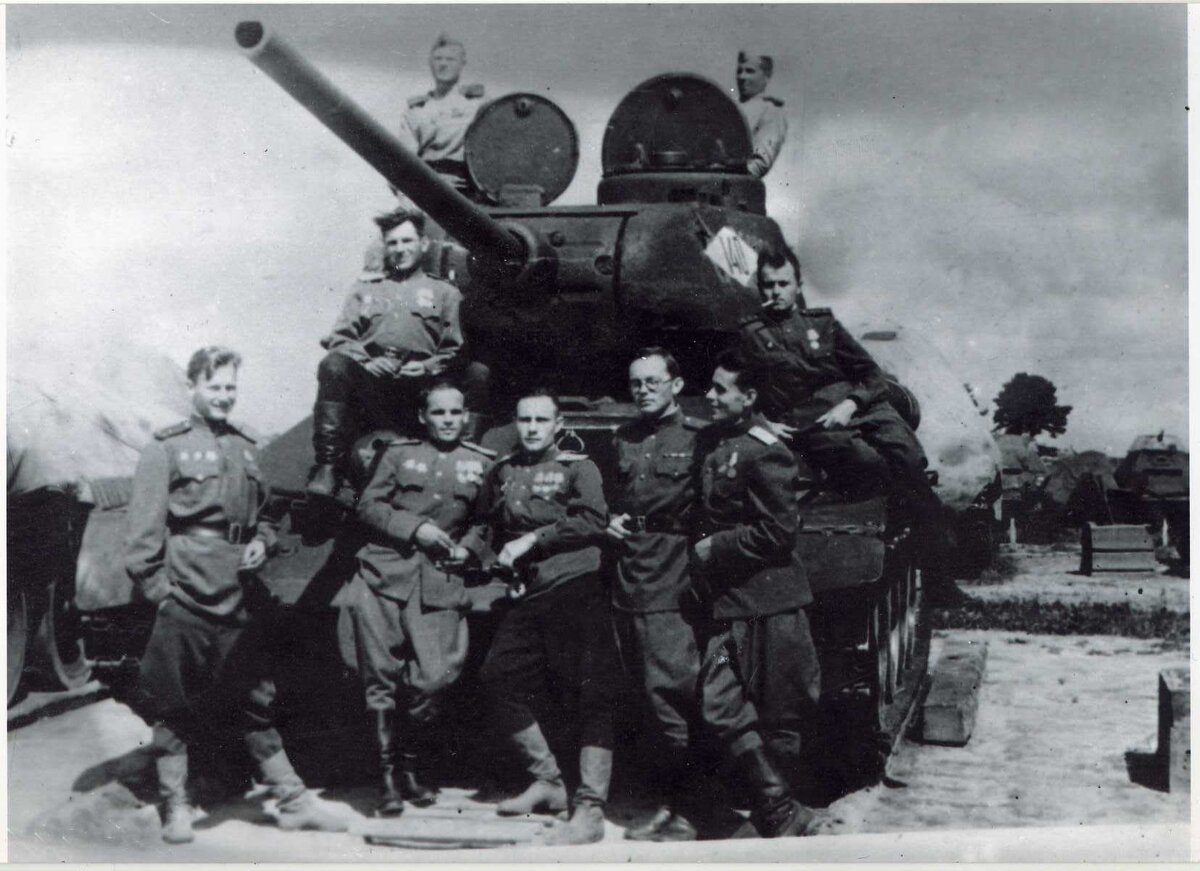 Аникин Георгий Николаевич на фоне т34-85 с боевыми друзьями...