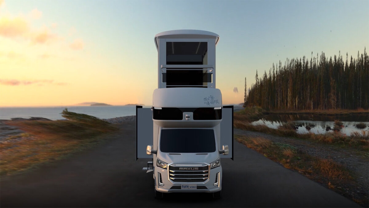 На стоянке машина раздвигается во все стороны, а в сложенном виде машину вряд ли отличишь от обычного кемпера (листай вправо >>>)