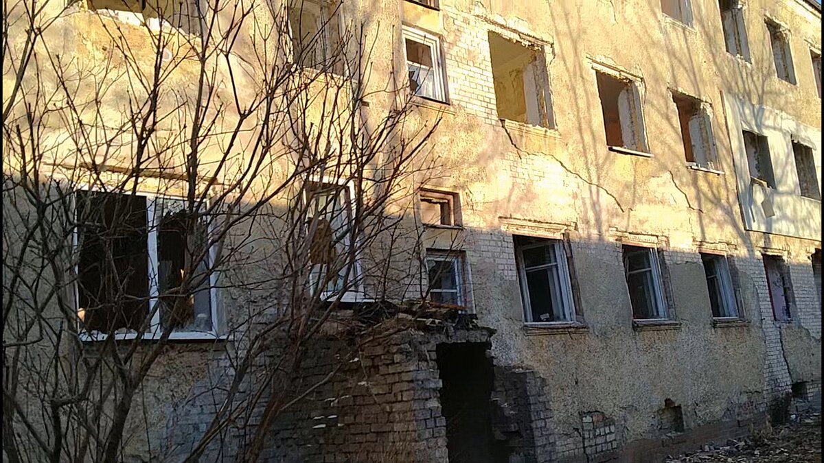 Здание в котором ещё недавно жили выглядит как будто заброшено десятилетиями. 