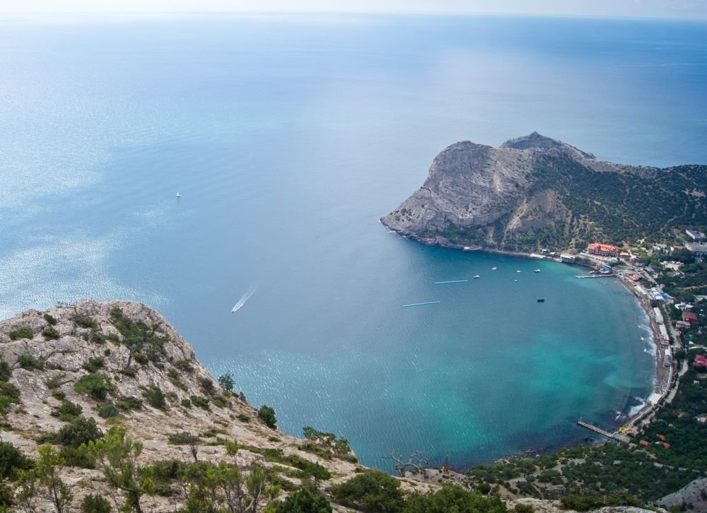Бухта у поселка Новый Свет, побережье Крыма. Фото Юрия Югансона