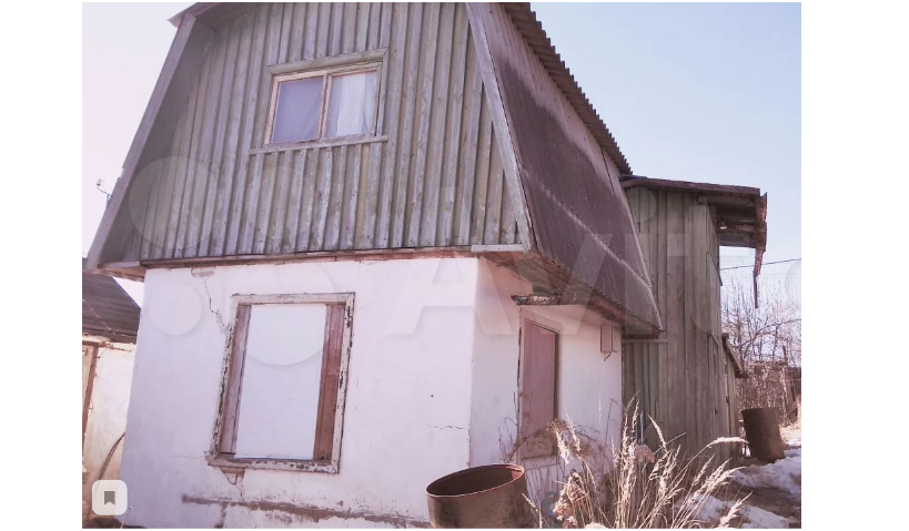 Картинки взяты с сайта www.avito.ru Первый этаж кирпичный, но внутри полы гнилые. Участок заброшен 3 года назад и всё заросло крапивой.