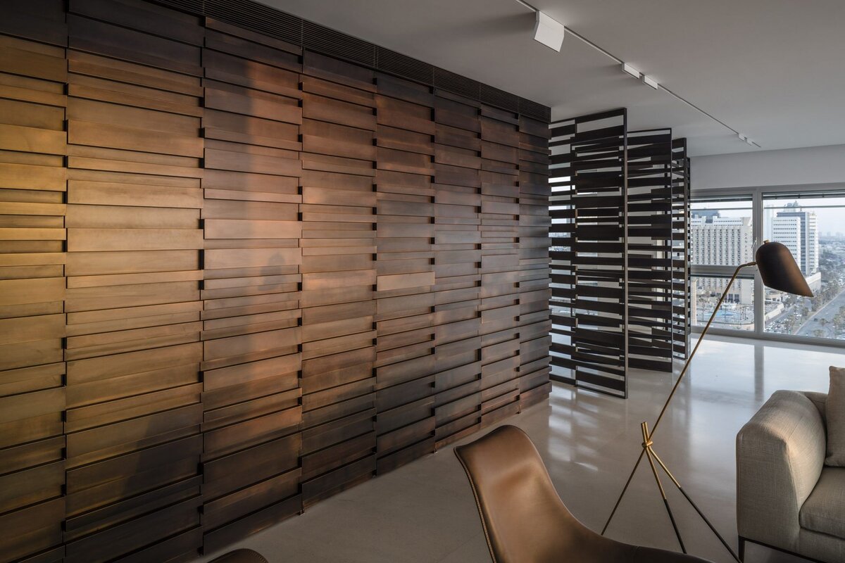 обрезная доска на стене. отделка стен деревом. деревянные рейки в интерьере. декоративная стена из металла как жалюзи. деревянный декор на стену.