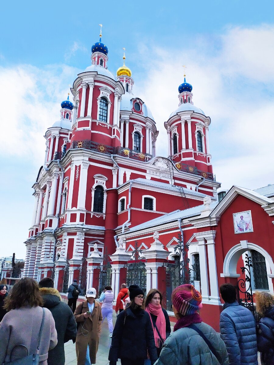 На ежедневную суету спешащих в метро и обратно взирает с высоты красавица в стиле барокко 