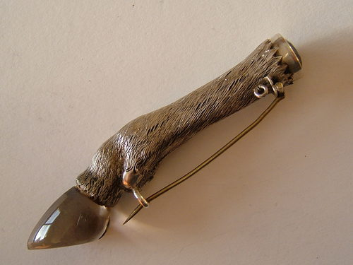 Это серебряная брошь для килта в виде копытца. 1890-е годы  © 