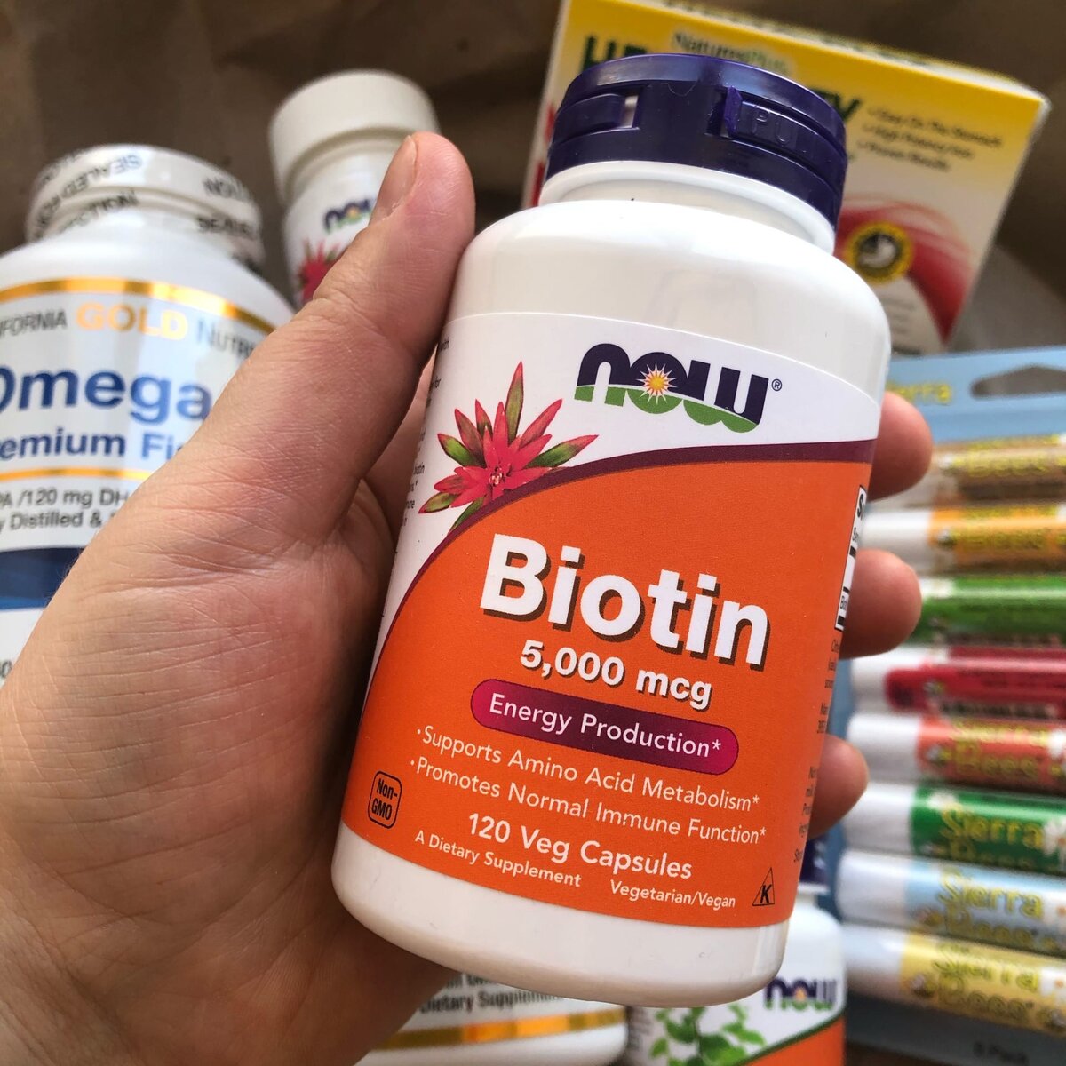 Вот так выглядят баночки от этого бренда: яркая оранжевая наклейка