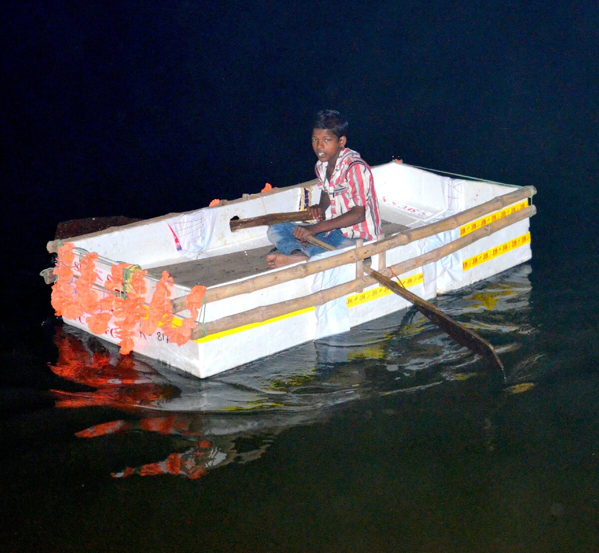 Паренёк в самодельной лодке из пенопласта на Ганге. Фото автора.
