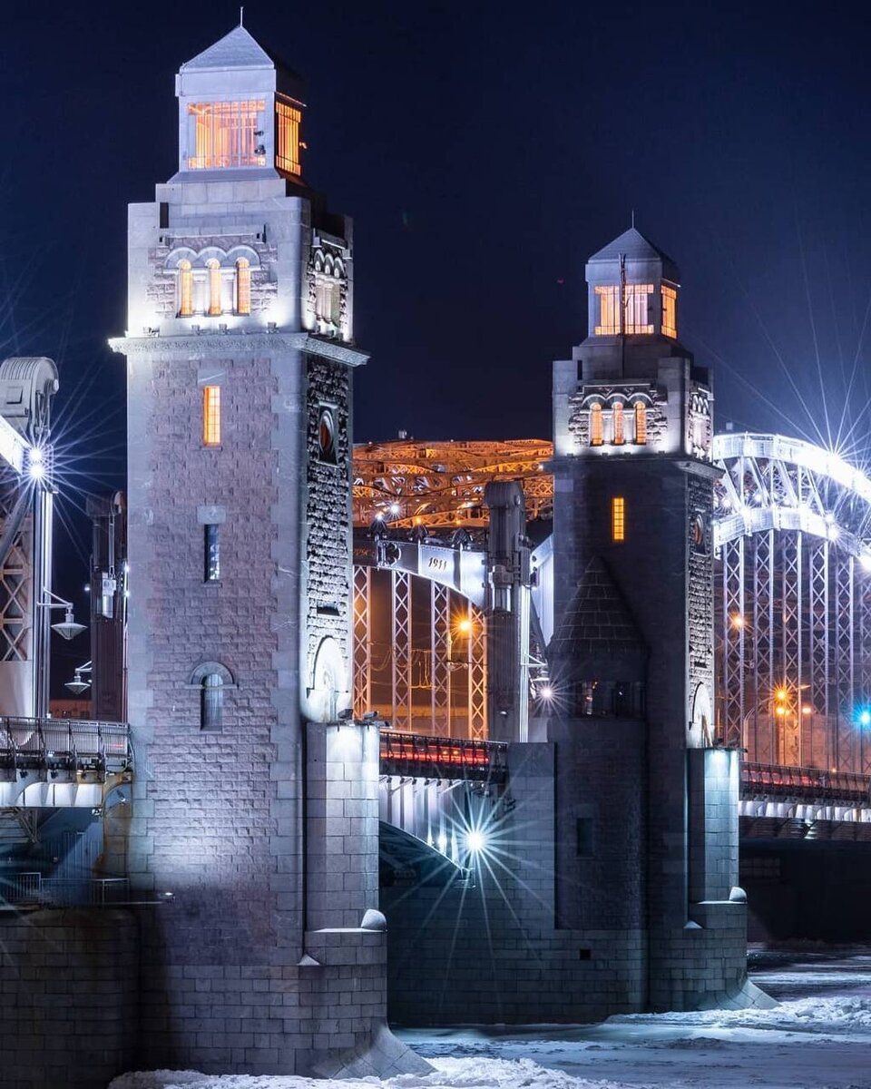 Соединяет исторический центр города (по трассе Тульской улицы) с районом Малая Охта (Красногвардейская площадь).Выше по течению находится Мост Александра Невского, ниже — Литейный мост.Ближайшая станция метрополитена — «Новочеркасская».