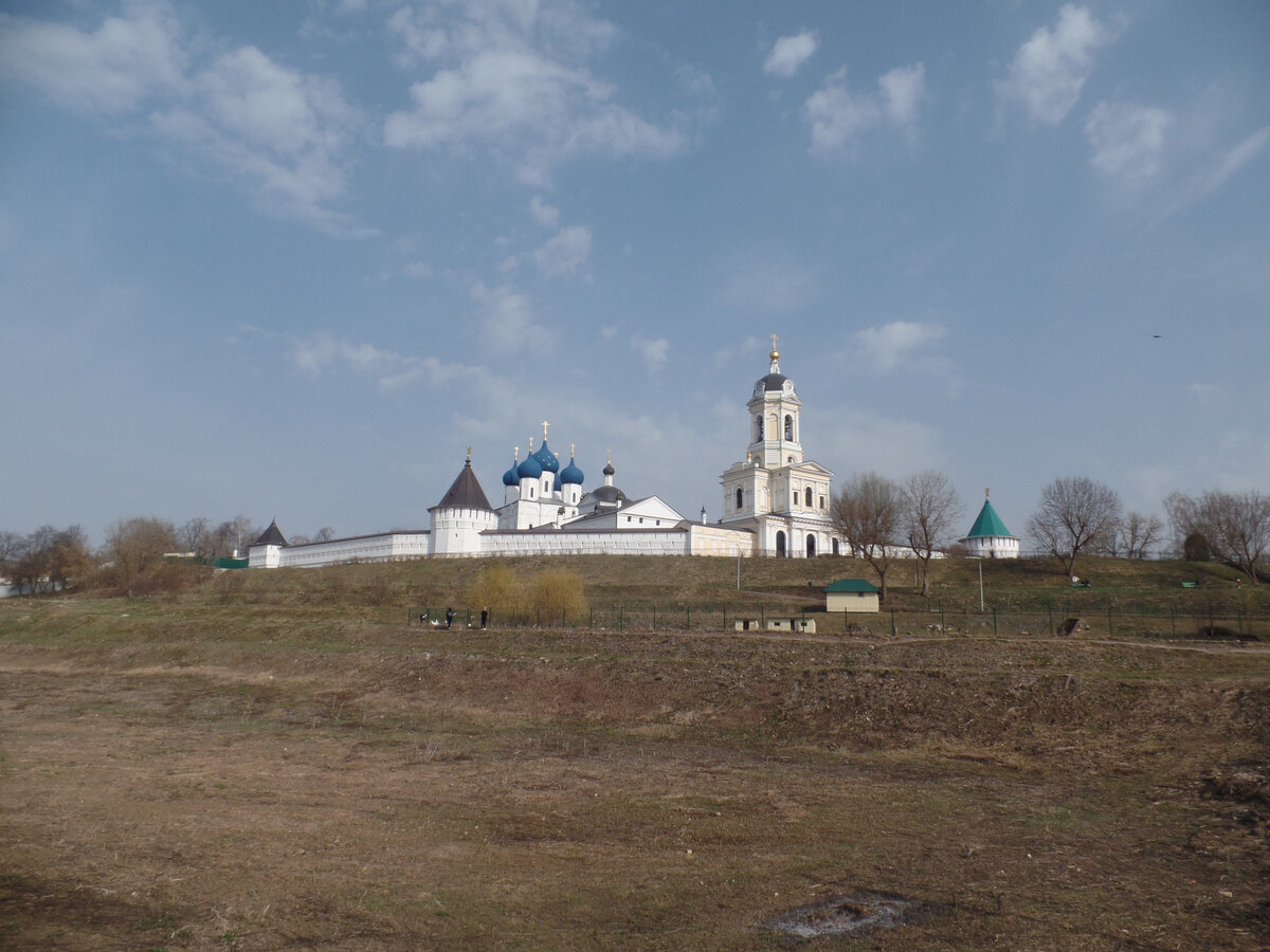 Меня удивила пена на плотине и я снова гуляла в монастыре. Посетила Серпухов  в середине апреля | Записки любителя путешествий | Дзен