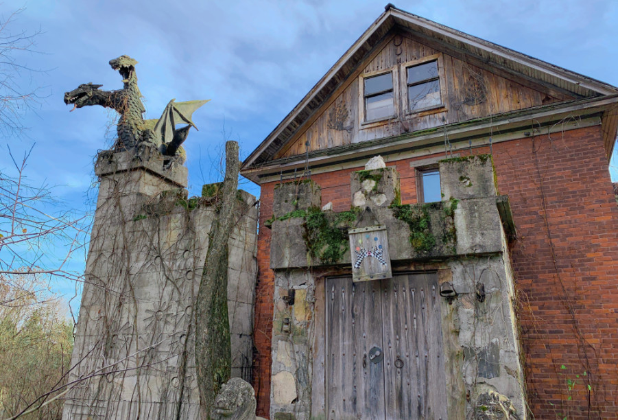 Дракон реально сидит на трубе камина и из него может идти дым