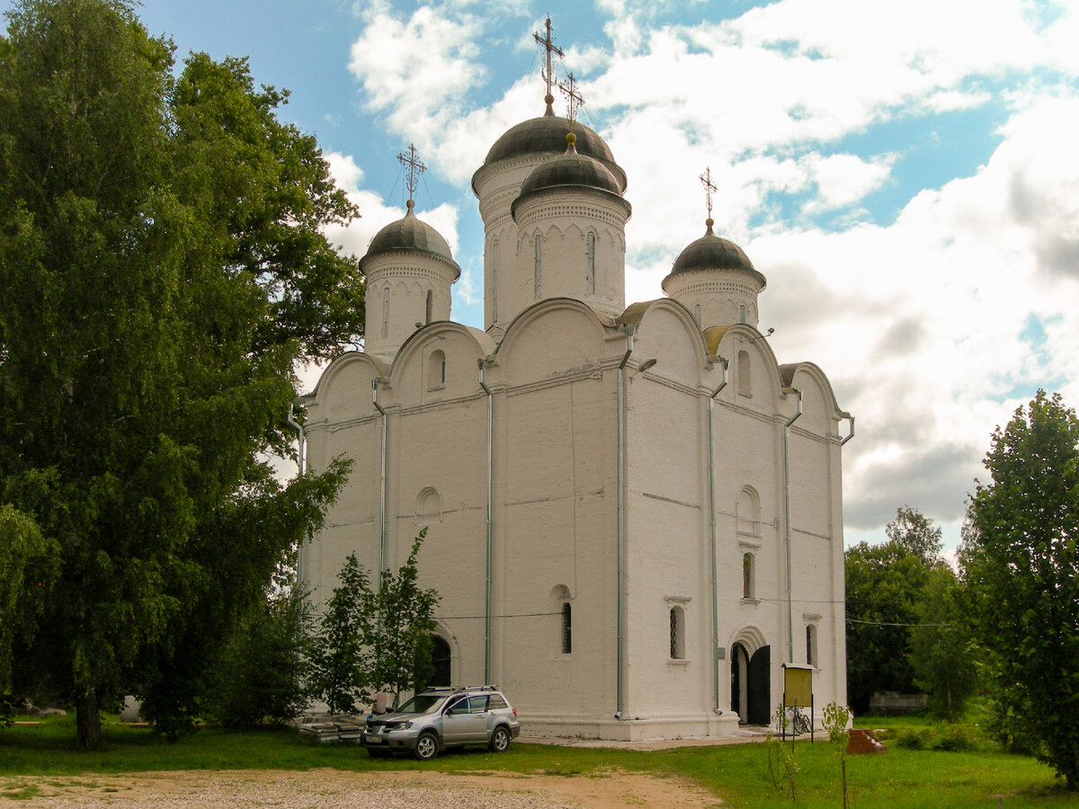 Машина священника в Микулино