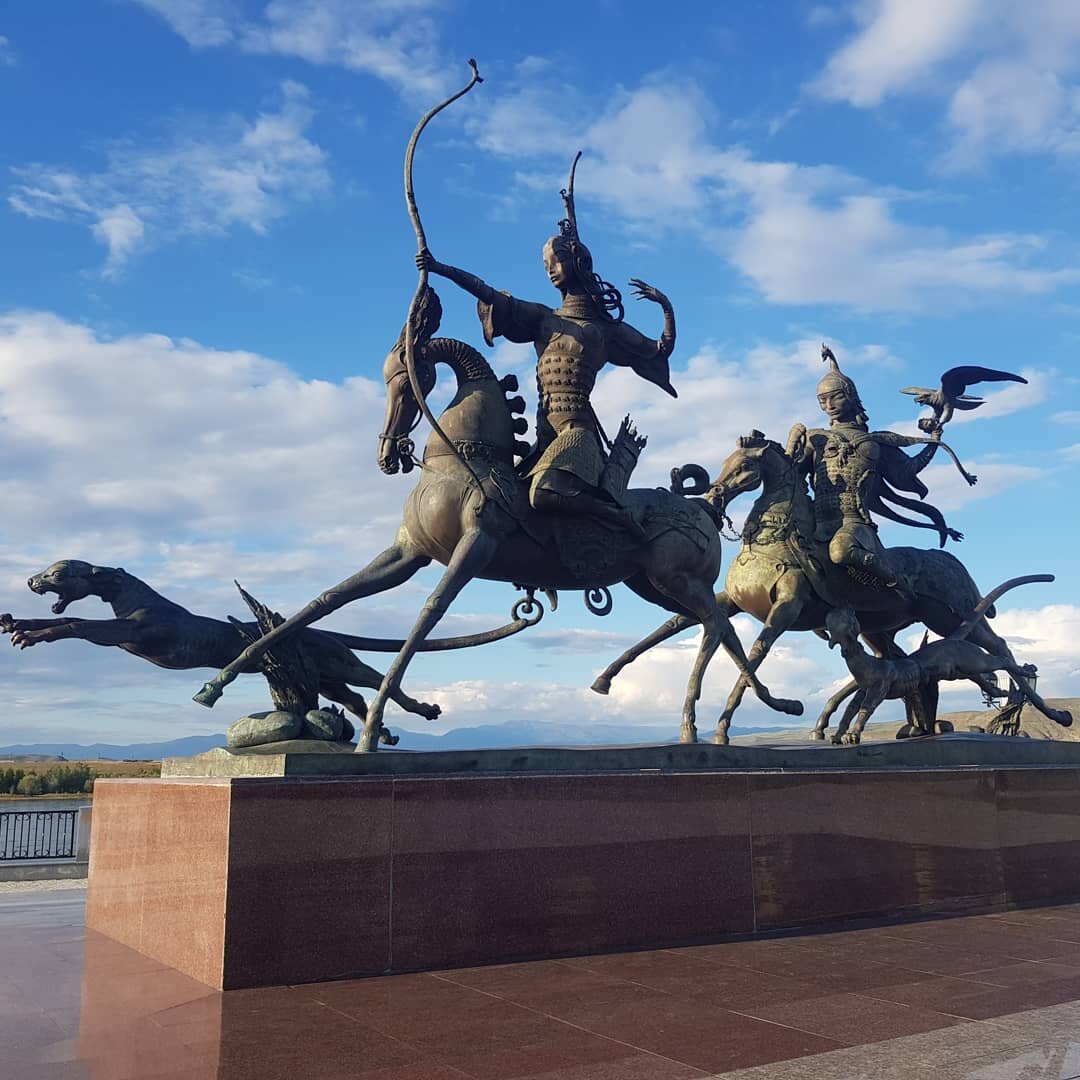 История обелиска «Центр Азии» весьма любопытна. Первое упоминание о центре Азии можно найти у инженера путей сообщения, начальника партии по исследованию Верхнего Енисея В. М. Родевича. В 1910 году он опубликовал в Санкт-Петербурге книгу «Очерк Урянхайского края (Монгольского бассейна реки Енисей)». В разделе о туристах В. М. Родевич упоминает: «В 90-х годах, однако, приехал в Урянхай английский путешественник со специальной целью видеть центр Азии, который, по его определению, пришелся возле усадьбы Г. П. Сафьянова Салдам, на Енисее. Столб в садике усадьбы знаменует этот примечательный пункт. Англичанин, по его словам, уже посетил центры Европы, Африки и Австралии».
Усадьба Г. П. Сафьянова стояла на левом берегу Улуг-Хема в 23 верстах ниже слияния Бий-Хема и Каа-Хема. Позже знак центра Азии в виде небольшой усеченной пирамиды был установлен в Кызыле у здания электростанции на берегу Улуг-Хема.
В 1964 году, когда отмечалась 20-летняя годовщина добровольного вхождения Тувы в состав СССР, на берегу Енисея был установлен бетонный обелиск в виде земного шара на двухметровом квадратном постаменте с устремленным ввысь трёхгранным шпилем, который разработал старейший художник республики Василий Фадеевич Дёмин по предложению исполкома горсовета. Двенадцатиметровый обелиск был возведен на левом берегу Улуг-Хема. Первоначально карта Тувы на обелиске была выложена драгоценными и полудрагоценными камнями, а сам центр Азии был отмечен позолоченным камнем. Но, к сожалению, время и люди, не сохранили эту красоту. Технический расчет конструкции сделан инженером Валерием Бажиным. От обелиска начинается улица Комсомольская. Отсюда видны сливающиеся Бий-Хем и Каа-Хем.
Двадцать лет спустя, к 40-летию Советской Тувы, территория вокруг памятника была благоустроена, а сам обелиск и его постамент облицованы гранитом. Впоследствии, в начале аллеи, ведущей к обелиску, были поставлены скульптурные изображения арзыланов.
В 2014 году, к 100-летию единения Тувы с Россией, проведена реконструкция набережной, а вместе с ней и обелиска. Была не только облагорожена территория, но и заменён сам обелиск.

