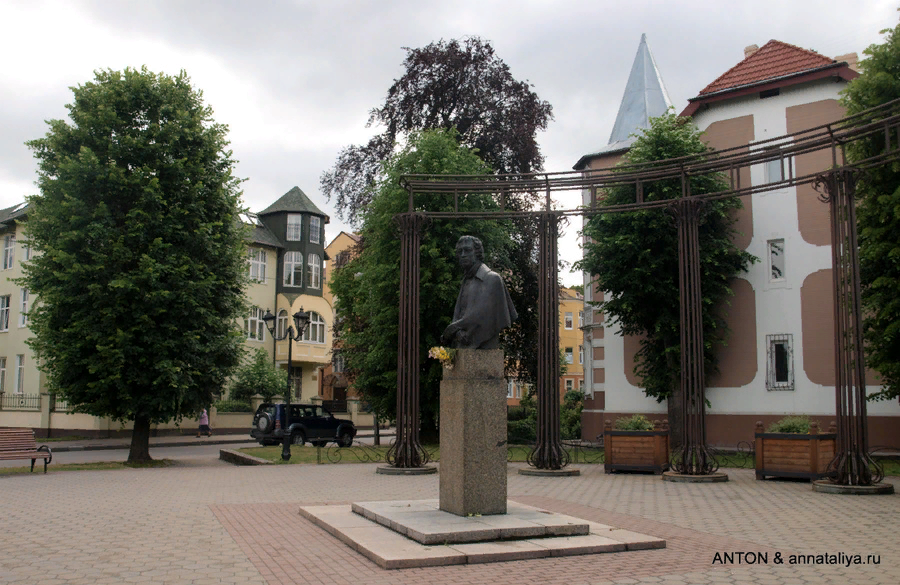Памятник Пушкину был установлен в 1993 году . Скульптор М.К. Аникушин .
