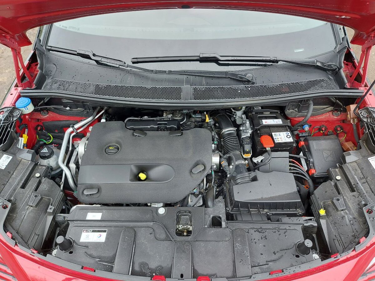 Peugeot 3008: дизельный 150-сильный мотор. У меня в памяти все-таки есть запас доверия к французским дизелям. Да и экономия топлива для молодой семьи имеет значение. На памперсах же не сэкономишь.