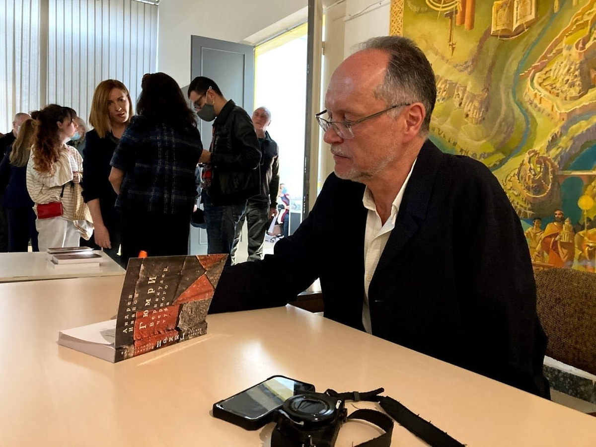 Андрей Иванов, архитектор, урбанист, исследователь, на презентации книги «Вернакуляр чёрного туфа». Фото из открытых источников