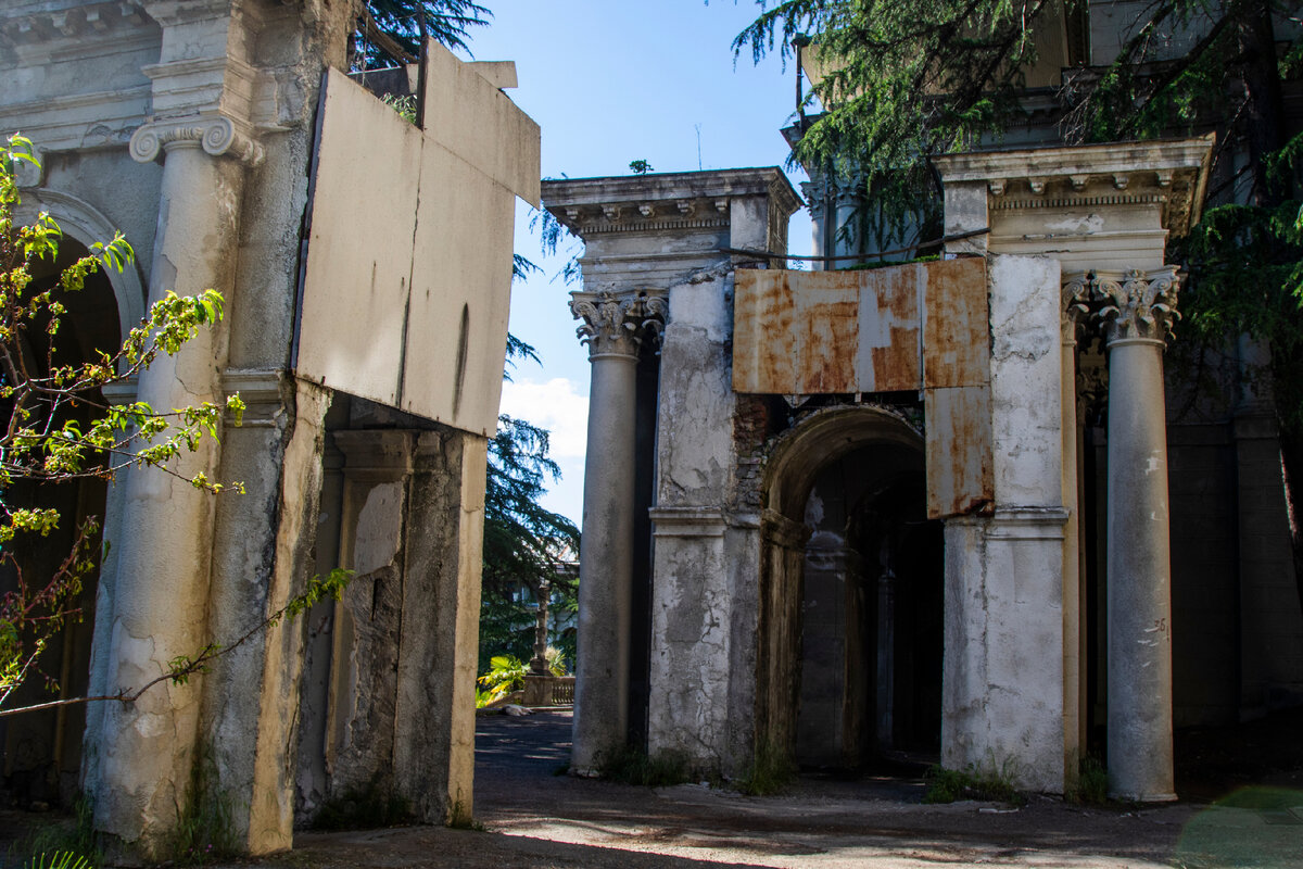 Нынешнее состояние здания весьма плачевное: что-то забито железными листами и фанерой, кое-где даже есть колючая проволока. Вход в здания, разумеется, запрещен. Фото автора. 