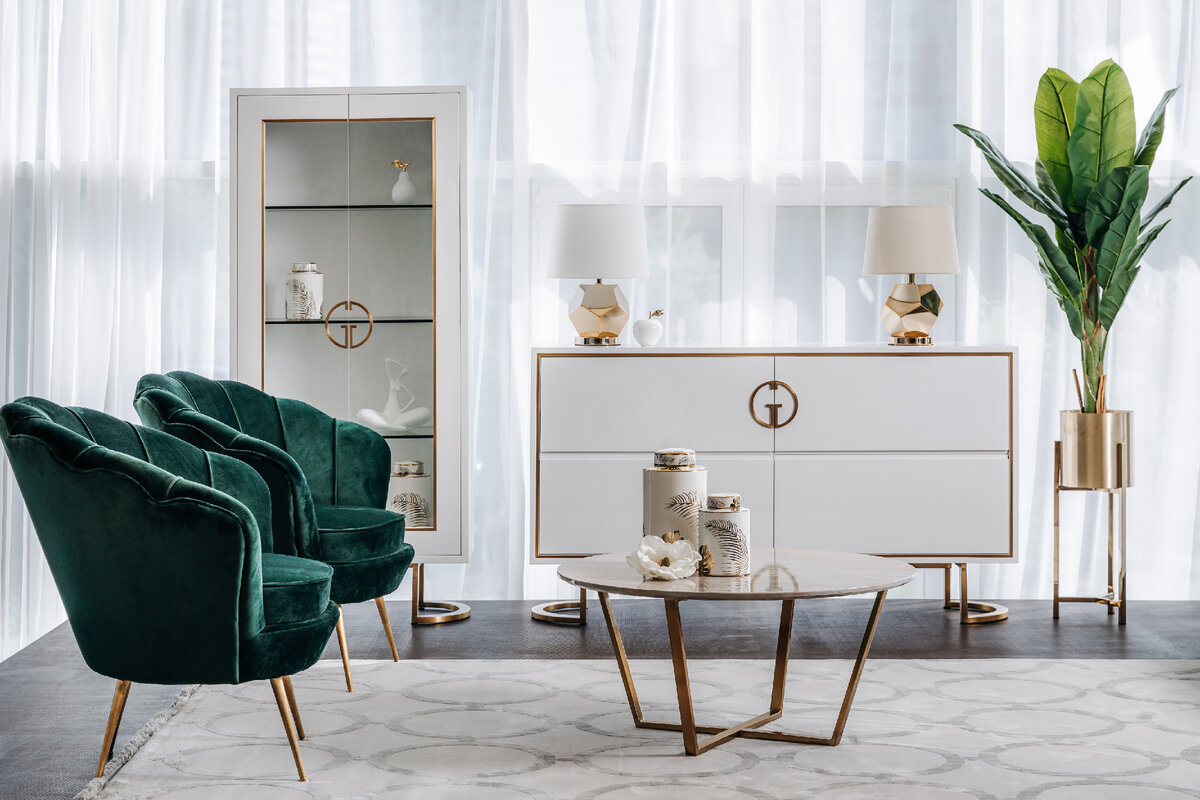 Зеленые кресла как акцент в светлом интерьере