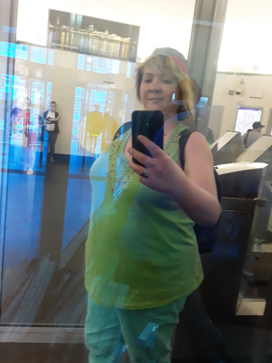 Всем хорошего дня! Недавно ехала в метро на работу, увидела социальную рекламу в стиле "измени их и свою жизнь, стань волонтером для детей с особенностями развития". И там очень неэстетичное изображение ребенка с Синдромом, выражение лица у него - как у дебила, слюни текут, язык высунут... Неужели они думают, что кто-то и правда добровольно захочет?? Простите мою жесткость, но просто я не раз в жизни сталкивалась с этими детьми, и вся их " солнечность" и "милота"- это какой-то стереотипный миф...