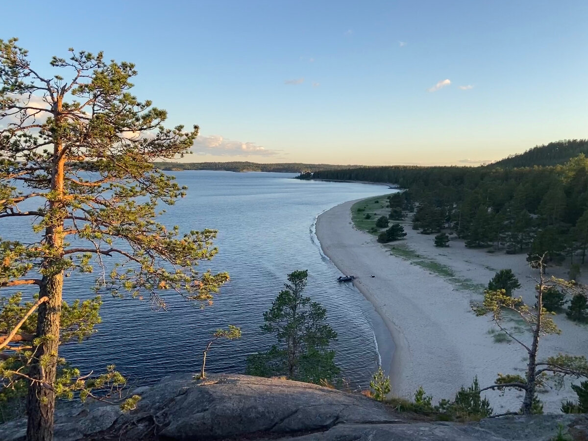 На острове три огромных песчаных пляжа, каким позавидует курортный юг. Вид со скалы Хийси.