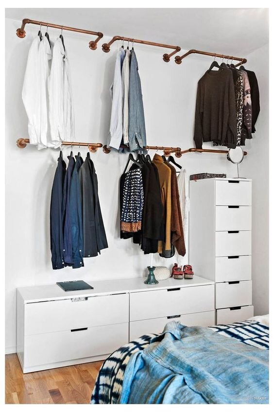 Вот так можно сгруппировать вещи в открытой системе хранения. Не обязательно разделять рейлы, вы просто можете визуально разделить вашу перекладину в гардеробе и занять ее в соответствующих пропорциях.