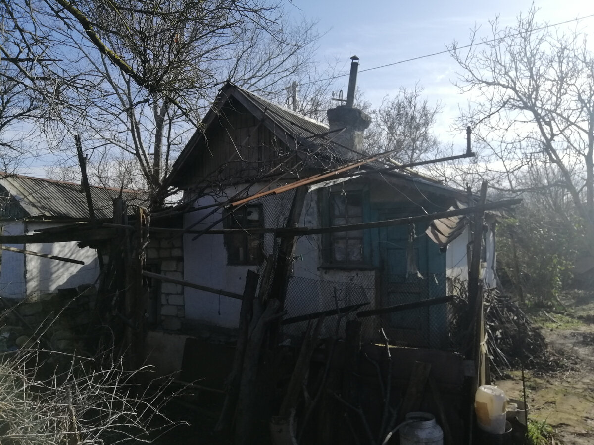 Старый домик на участке