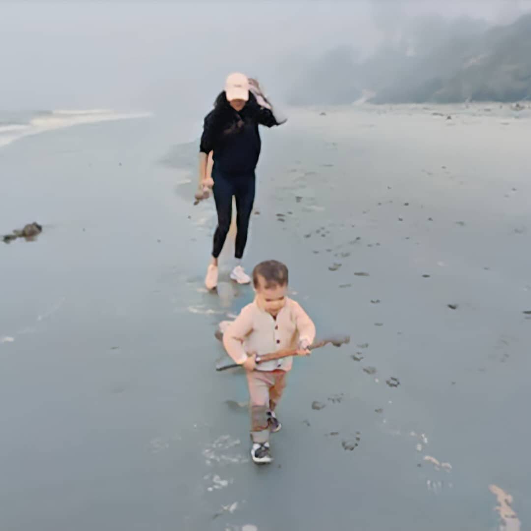 Меган Маркл гуляет с Арчи. Фотография взята с сайта instagram.com